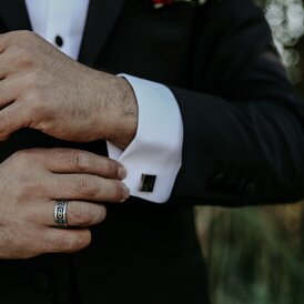 Čierne manžetové gombíky na bielej košeli | čierny oblek na svadbu | Lavard