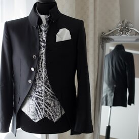 Čierne sako v štýle fraku so vzorovanou vestou | obleky pre ženícha | LAVARD