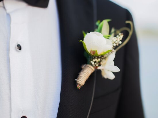 Čierny oblek s bielou košeľou na svadbu | lavardsk.sk