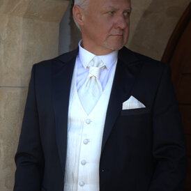 Čierny svadobný oblek s bielou košeľou a krémovou vestou, kravatou a vreckovkou | Lavard
