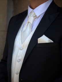 Čierny svadobný oblek s krémovou vestou a kravatou | LAVARD Partizánske