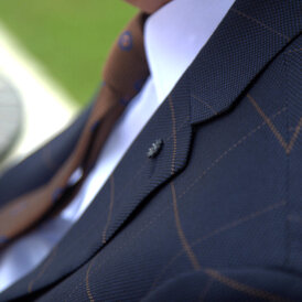 Detail károvaného slim tmavomodrého obleku s hnedou kravatou | Lavard