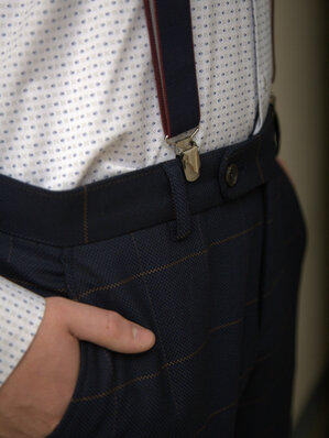 detail na kárované nohavice a traky s košeľou