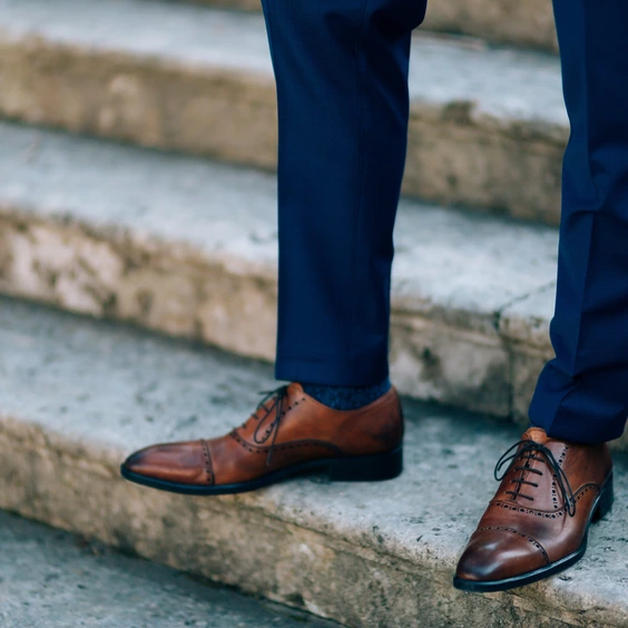 Hnedé kožené oxford topánky s modrým oblekom | Lavard