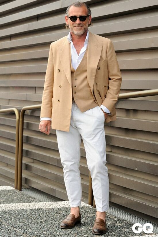 Muž béžovou vestou a sakom, biele nohavice | vesta ako trend 2023 | Zdroj: pinterest - https://pin.it/1C6nuqk