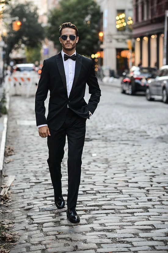 Muž v čiernom obleku | Black tie dress code | Zdroj: https://pin.it/3O3PnYY