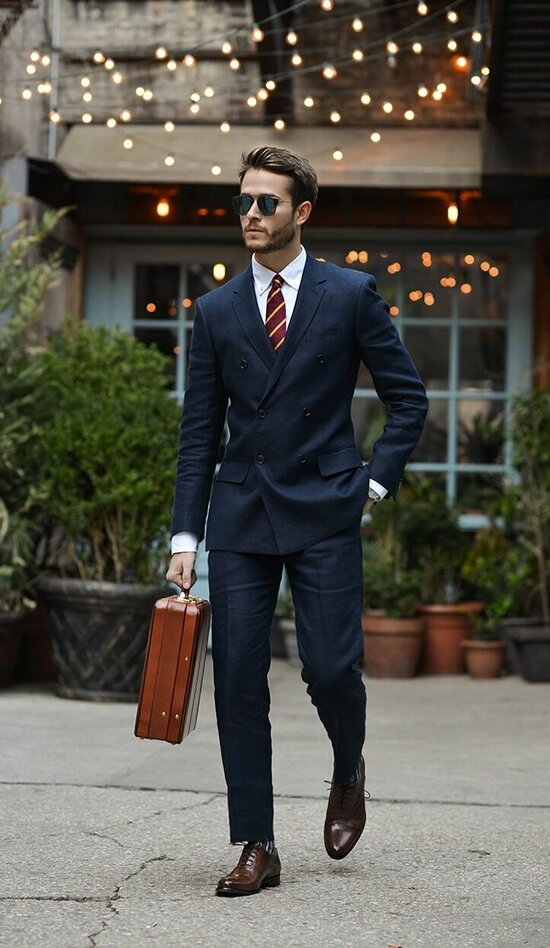 Muž v tmavomodrom obleku | Business formal dress code | Zdroj: https://pin.it/4agTlfA