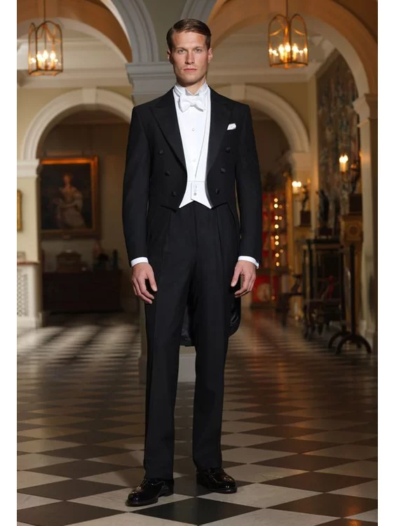Muž vo fraku | White tie | Zdroj: https://pin.it/3YVWGAP