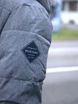panska zimna bunda sportova Mustang siva