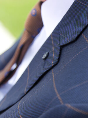 Pánsky modrý károvaný obek s hnedou kravatou | inšpirácie | Lavard