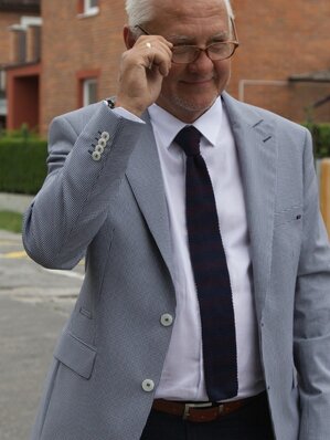 Sivomodré kárované pánske sako s pletenou kravatou | inšpirácie | Lavard