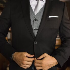Slim čierne sako so sivou vestou a striebornou kravatou | svadobné obleky