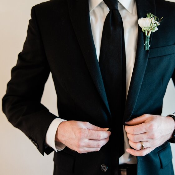 Slim fit čierny pánsky oblek s čiernou kravatou | inšpirácie pre ženíchov