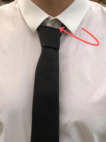 Zle utiahnutý uzol na kravate